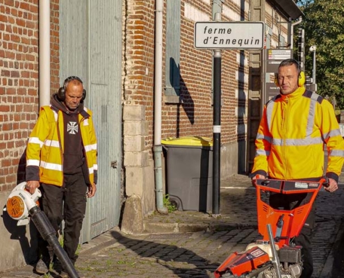 Les salariés d'Apronet nettoient les rues de la ville de Loos.