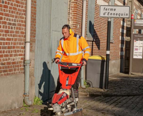 Les salariés d'Apronet nettoient les rues de la ville de Loos.