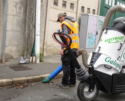 Les salariés d'Apronet nettoient les rues de la ville de Loos.