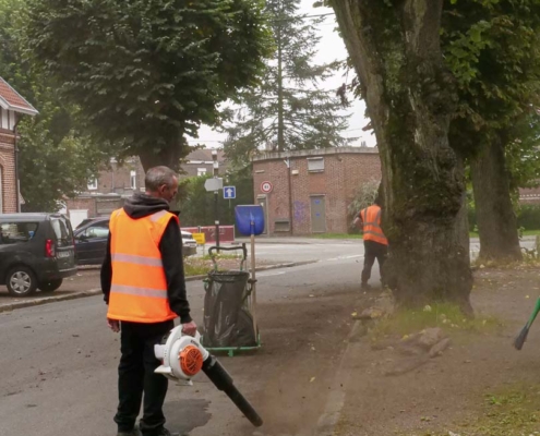 Les salariés d'Apronet nettoient les rues de la ville de Loos.